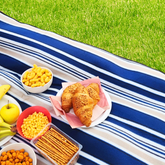 Sekey Wasserdichte Picknickdecke – Sandfeste, faltbare Strandmatte mit gepolstertem PEVA-Untergrund, tragbar für Outdoor, Camping, Strand & Wiese, Blau-Weiß-Beige Streifen